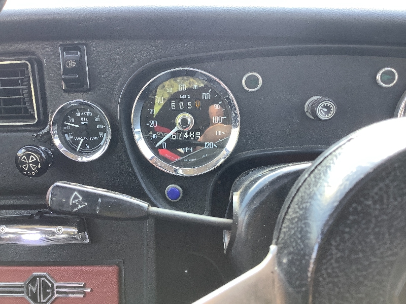 423105